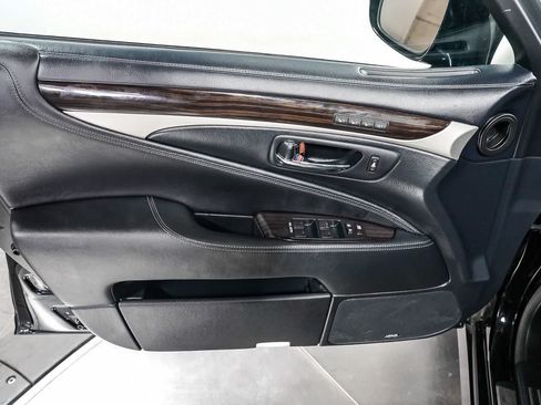 Used 2016 Lexus LS 460 w/ Comfort Package RWD image 22