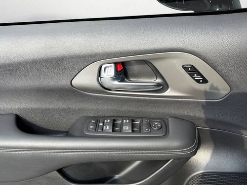 Used 2025 Chrysler Pacifica Select FWD image 23
