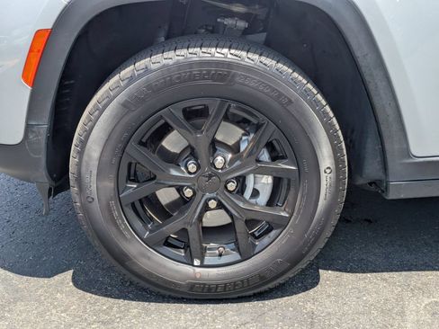 Used 2025 Jeep Grand Cherokee Altitude AWD/4WD image 13