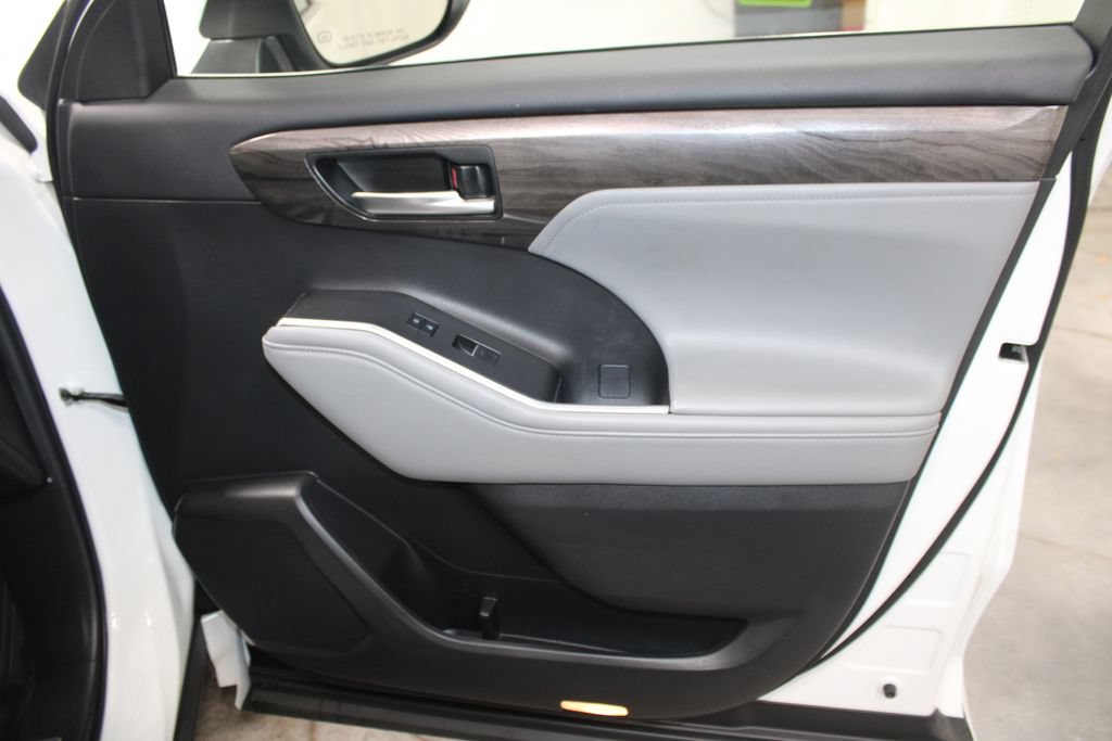 Used 2023 Toyota Highlander Limited FWD image 26