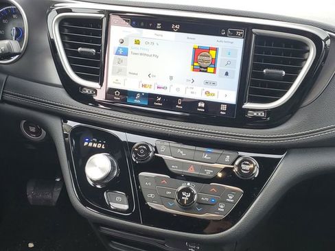 New 2026 Chrysler Pacifica Select image 25