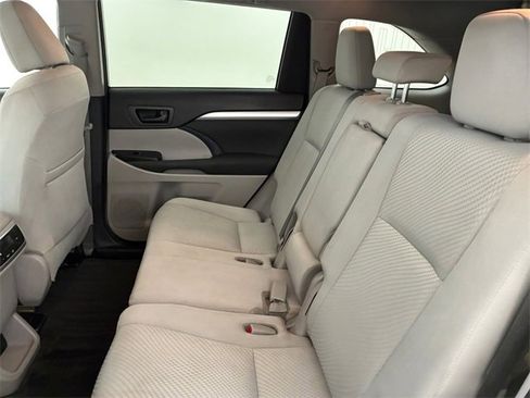 Used 2016 Toyota Highlander LE image 18