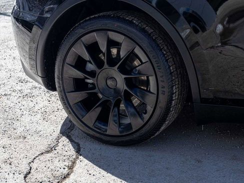 Used 2021 Tesla Model Y Long Range image 10