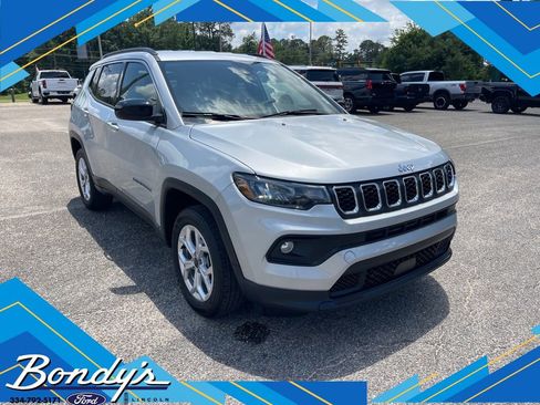 Used 2025 Jeep Compass Latitude AWD/4WD image 1