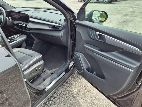 Used 2025 Buick Enclave Preferred AWD/4WD image 91