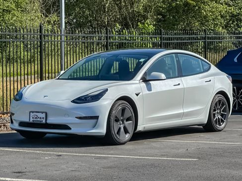 Used 2023 Tesla Model 3 Standard Range RWD image 7