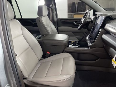 Used 2025 GMC Yukon XL Elevation image 27