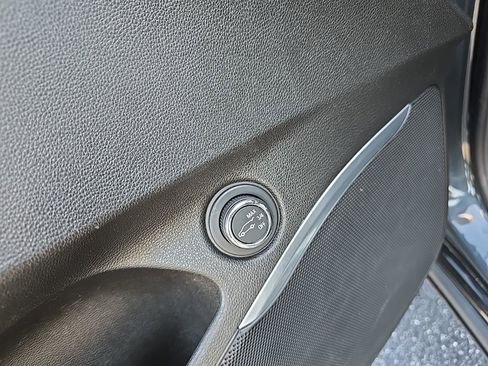 Used 2021 Buick Enclave Essence image 16