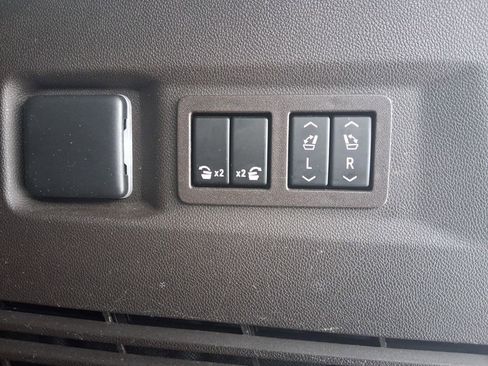 Used 2022 GMC Yukon Denali w/ Advanced Technology Package image 16