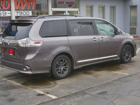 Used 2014 Toyota Sienna SE FWD image 17