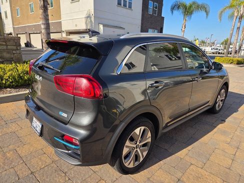 Used 2022 Kia Niro EX Premium FWD image 9