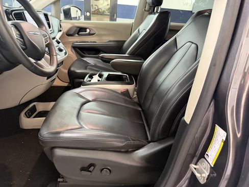Used 2023 Chrysler Pacifica Touring-L FWD image 15