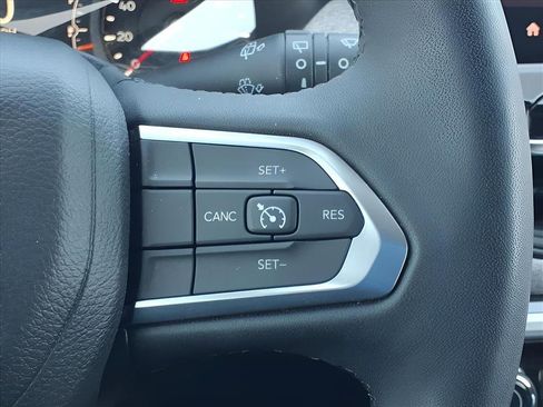 Used 2024 Jeep Compass Latitude image 28