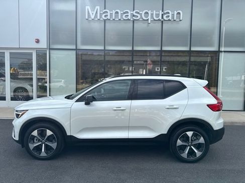 Certified 2025 Volvo XC40 B5 Plus AWD/4WD image 2