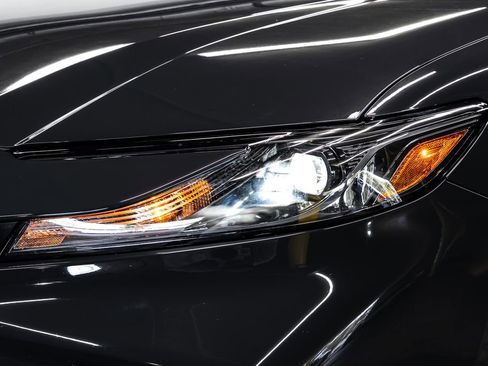 Used 2025 Toyota Camry SE FWD image 9