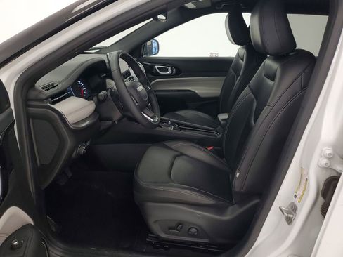 Used 2025 Jeep Compass Limited image 12