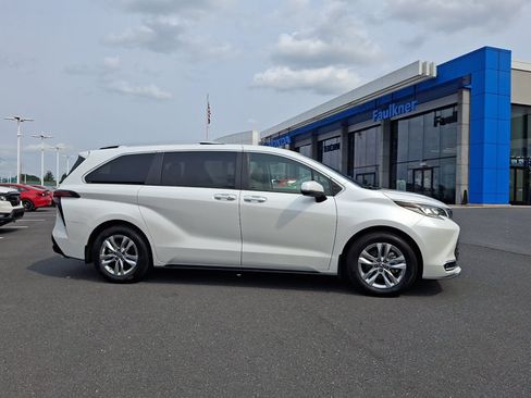 Used 2023 Toyota Sienna Limited AWD/4WD image 7