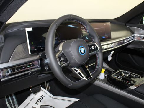 Used 2026 BMW i7 M70 w/ Premium Package image 4