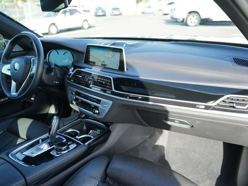 Used 2018 BMW 750i RWD image 26