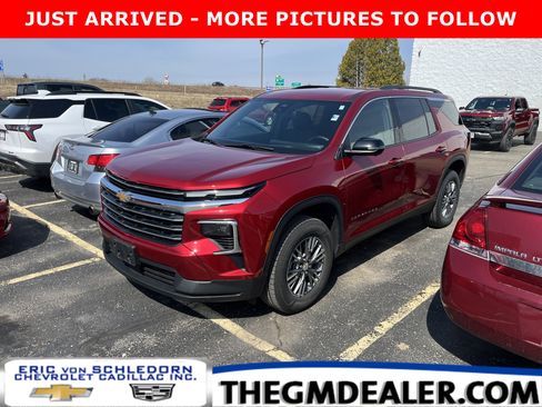 Used 2024 Chevrolet Traverse LT image 1