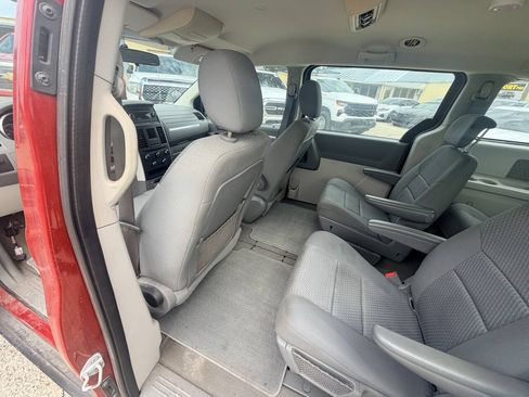 Used 2010 Dodge Grand Caravan SE FWD image 12