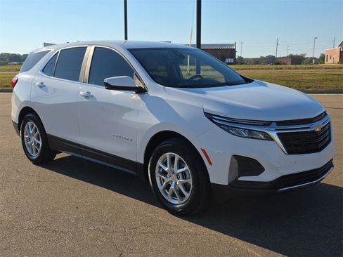 Used 2022 Chevrolet Equinox LT image 2