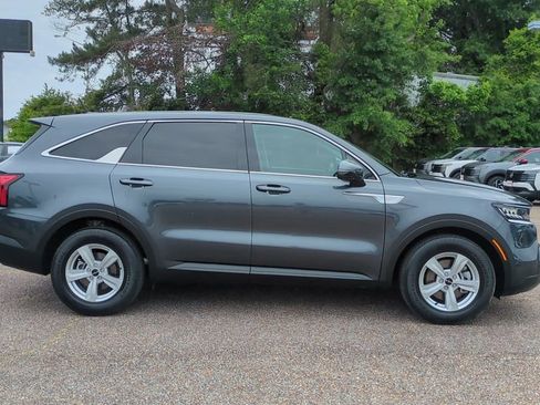 Used 2023 Kia Sorento LX FWD image 4