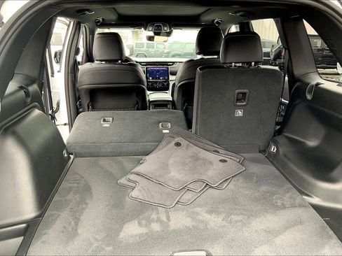 Certified 2025 Jeep Grand Cherokee Limited AWD/4WD image 9