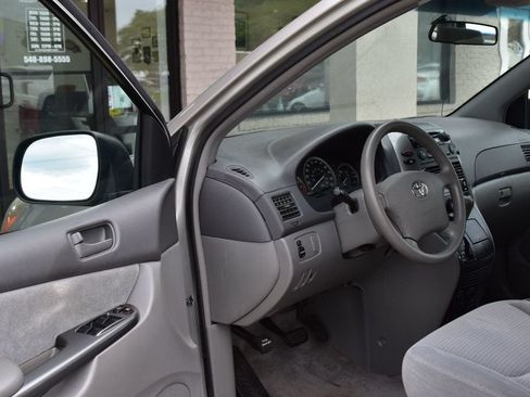 Used 2010 Toyota Sienna CE FWD image 14