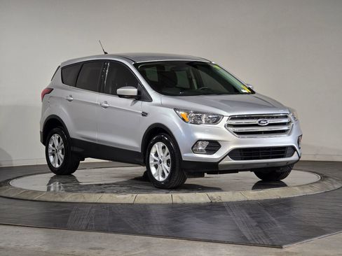 Used 2019 Ford Escape SE image 2