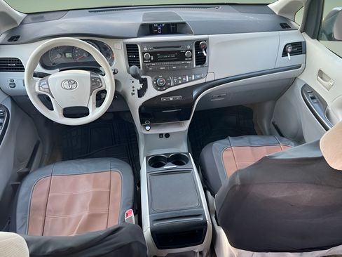 Used 2013 Toyota Sienna LE w/ Towing Pkg FWD image 16