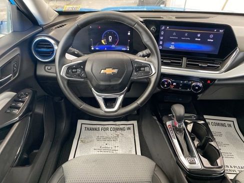 Used 2025 Chevrolet Trax LT w/ LT Convenience Package image 2