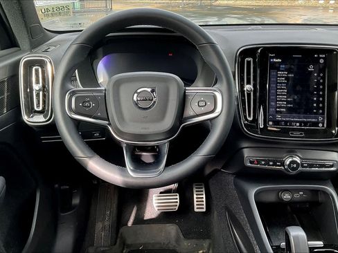 Used 2022 Volvo XC40 P8 Recharge Ultimate image 8