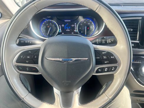 Used 2017 Chrysler Pacifica Limited w/ UConnect Theater Package FWD image 8