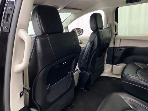 Used 2024 Chrysler Pacifica Limited FWD image 14
