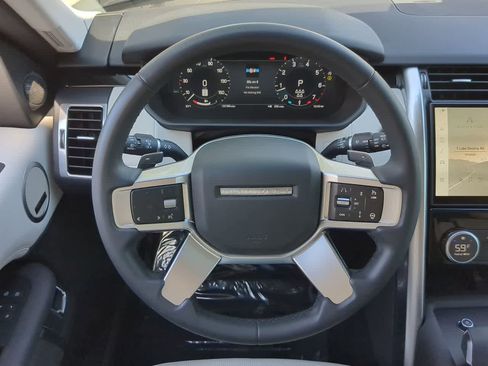 Used 2025 Land Rover Discovery S image 23