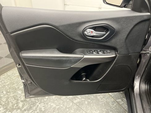 Used 2019 Jeep Cherokee Latitude Plus w/ Cold Weather Group image 7