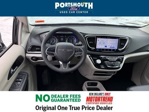 Used 2024 Chrysler Pacifica Touring-L image 7