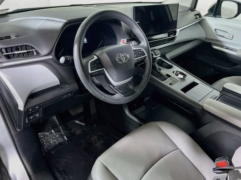 Certified 2025 Toyota Sienna XLE FWD image 9