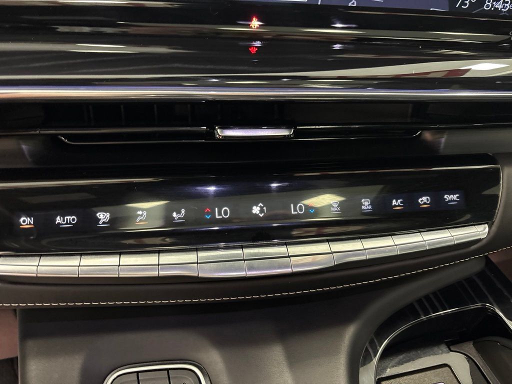 Used 2024 Cadillac Escalade ESV V AWD/4WD image 31