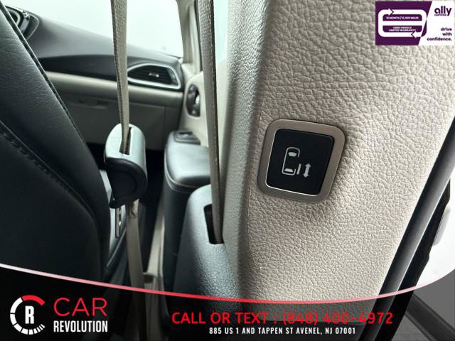 Used 2024 Chrysler Pacifica Touring-L FWD image 51