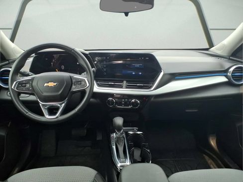 Used 2025 Chevrolet Trax LT w/ LT Convenience Package FWD image 11