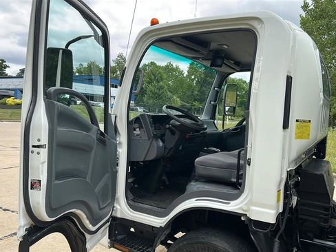 Used 2018 Isuzu NPR RWD image 25