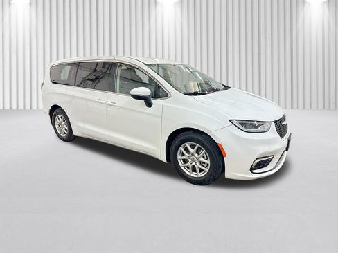 Used 2023 Chrysler Pacifica Touring-L FWD image 2