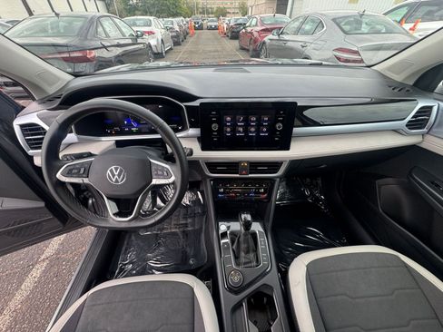 Used 2025 Volkswagen Taos SE image 33