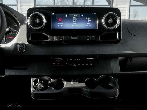 Used 2025 Mercedes-Benz Sprinter 2500 image 19