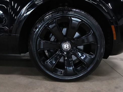 Used 2020 Bentley Bentayga Design Series AWD/4WD image 34
