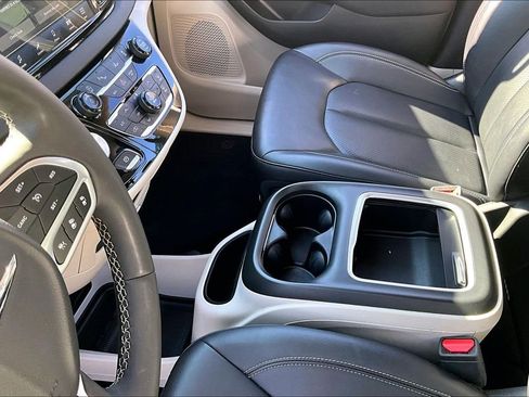 Used 2024 Chrysler Pacifica Touring-L image 16