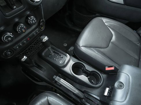 Used 2016 Jeep Wrangler Unlimited Sahara image 21