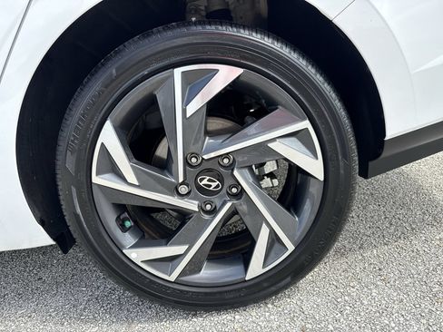 Used 2025 Hyundai Elantra SEL FWD image 18